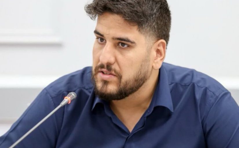 طنین خطبه‌هایت در گلوگاه زمان مانده‌ست